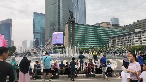 Kegiatan car free day (CFD) di Bundaran HI, Jakarta Pusat, Minggu (1/6/2025), tidak hanya jadi sarana tempat warga berolahraga pagi hari. Sejumlah warga memanfaatkan CFD untuk foto-foto hingga mengekspresikan dirinya berjoget melepas penat.