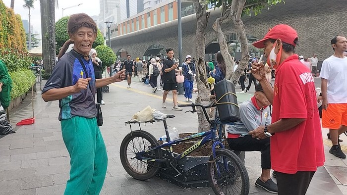 Kegiatan car free day (CFD) di Bundaran HI, Jakarta Pusat, Minggu (1/6/2025), tidak hanya jadi sarana tempat warga berolahraga pagi hari. Sejumlah warga memanfaatkan CFD untuk foto-foto hingga mengekspresikan dirinya berjoget melepas penat.