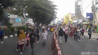 Car free day (CFD) di Jalan Margonda Raya, Depok, dipadati warga yang berolahraga. (Foto: DetikHealth/Averus Al Kautsar)