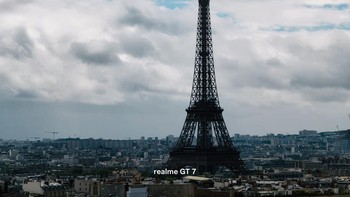 Menara Eiffel difoto menggunakan zoom 2x. Terlihat detail awan sebagai latarnya. Foto: Rachmatunnisa/detikINET