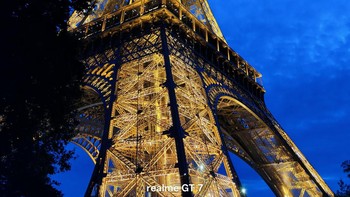 Menara Eiffel di malam hari. Kamera menangkap terang menara dengan baik. Foto: Rachmatunnisa/detikINET