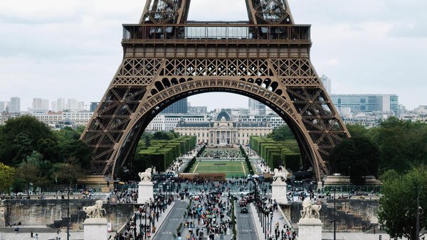Indahnya Paris Dipotret Realme GT 7 yang Baru Dirilis