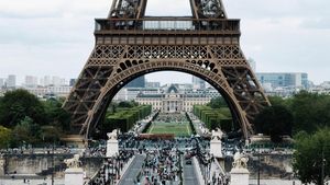 Indahnya Paris Dipotret Realme GT 7 yang Baru Dirilis
