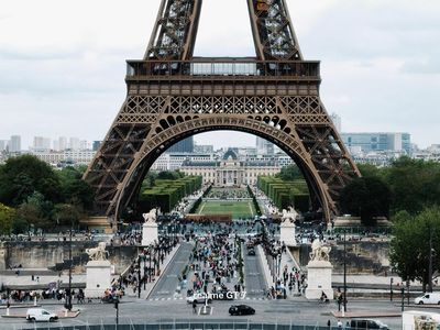 Indahnya Paris Dipotret Realme GT 7 yang Baru Dirilis