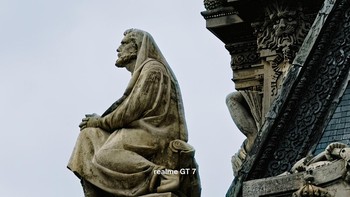 Menggunakan zoom hybrid hingga 20x, objek masih terlihat jernih dan detail patung di atap Museum Louvre masih tampak sempurna. Saat pengambilan gambar, kamera harus stabil. Foto: Rachmatunnisa/detikINET