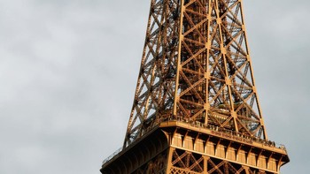 Menara Eiffel dengan zoom hybrid 10x, difoto dari kapal pesiar yang sedang bergerak. Foto: Rachmatunnisa/detikINET