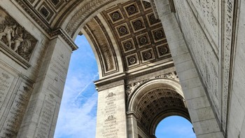 Gerbang Arc de Triomphe dari jarak dekat. Hasil foto memperlihatkan detail ukiran pada gerbang bersejarah tersebut. Foto: Rachmatunnisa/detikINET