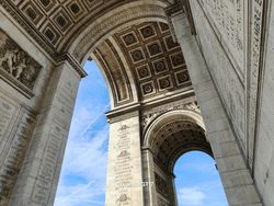 Indahnya Paris Dipotret Realme GT 7 yang Baru Dirilis