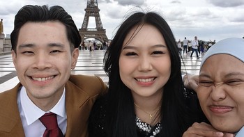 Wide angle pada kamera depan mungkin kurang memuaskan bagi sebagian orang, terutama jika ingin berselfie dengan latar terlihat penuh seperti Menara Eiffel. Masih perlu disiasati dengan menjauhkan kamera dari objek foto. Foto: Rachmatunnisa/detikINET
