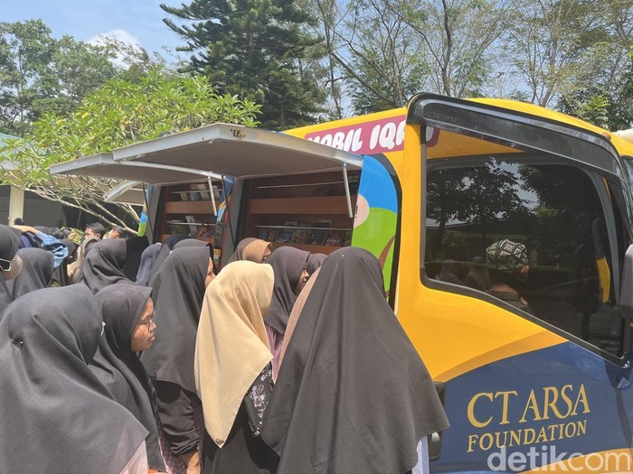 Antusias siswa SMA Unggulan CT Arsa Foundation kunjungi Mobil Iqra