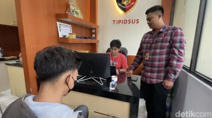 Dedi, pelaku penusukan dipicu komentar live TikTok diperiksa polisi di Polresta Banyuwangi.