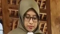 Kepala Dusun Dukuh Sumber Agung, Gunawan prihatin Dewi menjadi buronan kasus narkoba. Menurutnya, Dewi bekerja di Kamboja. (Dok. tangkapan layar)