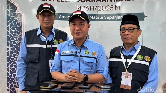 Dirjen Penyelenggaraan Haji dan Umrah Kemenag Hilman Latief (tengah). (Haris Fadhil/detikcom)