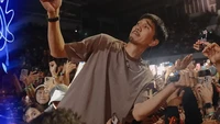 Duta SO7 mengambil ponsel penggemar saat manggung, lalu merekam dan memberi microphone-nya untuk bernyanyi bersama. (Foto: dok Instagram)