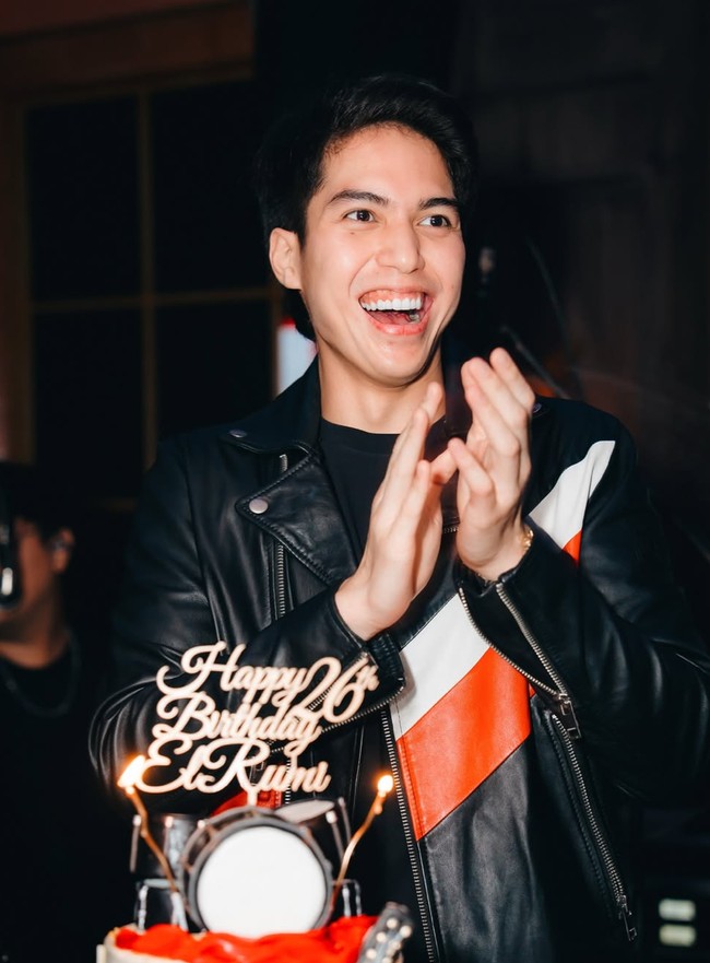 Dibagikan ke akun Instagramm pribadinya, El tampak begitu bahagia mendapat kejutan ulang tahun dari Syifa. Dalam keterangan unggahannya El juga mengucapkan terima kasih kepada Syifa karena telah membuatnya merasa seperti orang paling beruntung dan bahagia. Bebe thank youu soo much, you reallyy made me the happiest and the luckiest person alive! Love you so muchh @syifahadju, tulis El. Foto: Instagram/@elelrumi