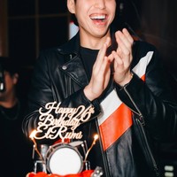 Dibagikan ke akun Instagramm pribadinya, El tampak begitu bahagia mendapat kejutan ulang tahun dari Syifa. Dalam keterangan unggahannya El juga mengucapkan terima kasih kepada Syifa karena telah membuatnya merasa seperti orang paling beruntung dan bahagia. Bebe thank youu soo much, you reallyy made me the happiest and the luckiest person alive! Love you so muchh @syifahadju, tulis El. Foto: Instagram/@elelrumi