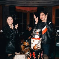 Bertema musik rock, Syifa Hadju dan El tampil kompak dan serasi dalam balutan jaket kulit berwarna hitam. Senada dengan temanya, kue ulang tahun El dibuat dengan dominasi warna hitam, putih, merah, dan gold. Terdapat gambar gitar dan drum yang menghiasi kue. Pada bagian atas dan bawah kue juga terdapat tulisan Happy 26th Birthday El Rumi. Foto: Instagram/@elelrumi
