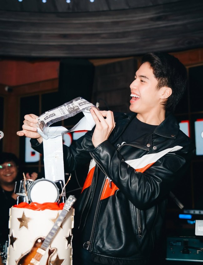 Tak hanya membuat acara kejutan untuk El, Syifa juga memberikan kado berupa tiket konser band favorit El, Oasis. Tampak El yang begitu sumringah mengetahui hadiah yang diberikan oleh kekasihnya itu. Foto: Instagram/@elelrumi