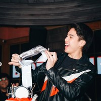 Tak hanya membuat acara kejutan untuk El, Syifa juga memberikan kado berupa tiket konser band favorit El, Oasis. Tampak El yang begitu sumringah mengetahui hadiah yang diberikan oleh kekasihnya itu. Foto: Instagram/@elelrumi