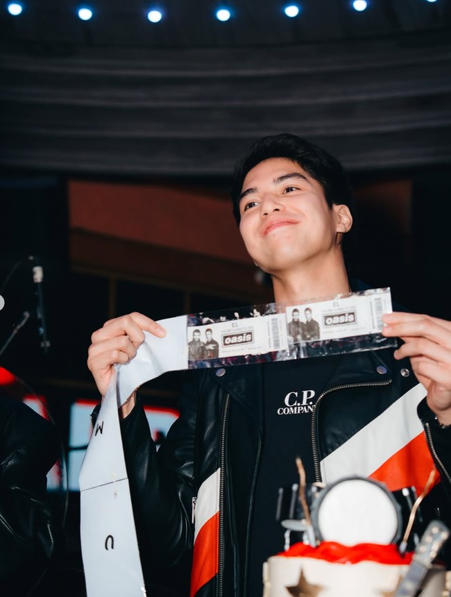 Sambil berpose bersama tiket hadiah ulang tahunnya, El memamerkan senyum bahagianya. Unggahan El itu pun banjir ucapan selamat dan doa untuk kelanggengan hubungannya dengan Syifa. Foto: Instagram/@elelrumi