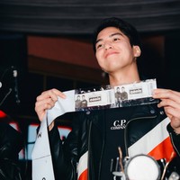 Sambil berpose bersama tiket hadiah ulang tahunnya, El memamerkan senyum bahagianya. Unggahan El itu pun banjir ucapan selamat dan doa untuk kelanggengan hubungannya dengan Syifa. Foto: Instagram/@elelrumi