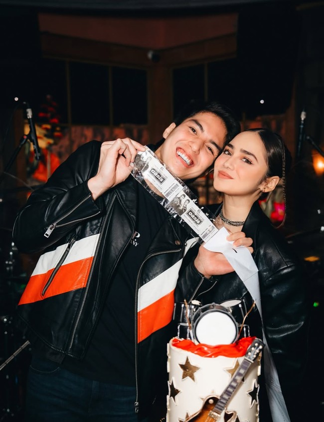 El dan Syifa juga terlihat mesra dan serasi. El memadukan kaos hitamnya dengan jaket kulit hitam bergaris merah dan putih. Sementara Syifa memilih jaket kulit oversize yang memberi kesan edgy. Foto: Instagram/@elelrumi