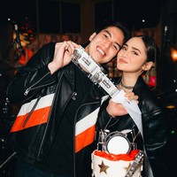 El dan Syifa juga terlihat mesra dan serasi. El memadukan kaos hitamnya dengan jaket kulit hitam bergaris merah dan putih. Sementara Syifa memilih jaket kulit oversize yang memberi kesan edgy. Foto: Instagram/@elelrumi