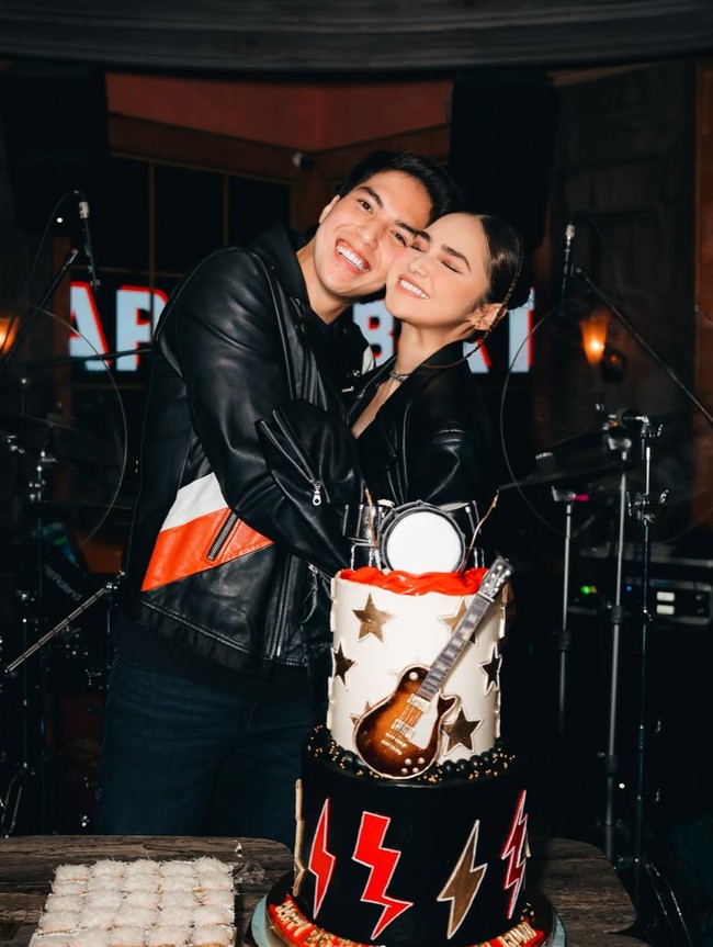 Selalu tampil kompak dan mesra, tak heran jika banyak netizen yang mengidolakan pasangan yang satu ini. Banyak yang mendoakan agar keduanya segera menuju ke jenjang pelaminan yang lebih serius. Foto: Instagram/@elelrumi