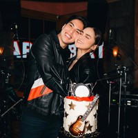 Selalu tampil kompak dan mesra, tak heran jika banyak netizen yang mengidolakan pasangan yang satu ini. Banyak yang mendoakan agar keduanya segera menuju ke jenjang pelaminan yang lebih serius. Foto: Instagram/@elelrumi