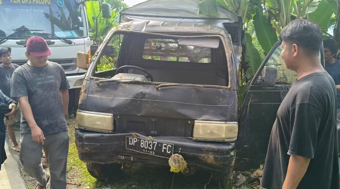 Evakuasi mobil pikap yang terjun ke jurang 7 meter di Luwu.