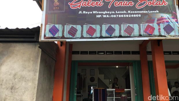 Galeri Tenun Solah di Jalan Wirangbaya, Desa Lenek Kecamatan Lenek, Lombok Timur, NTB, Sabtu (31/5/2025). (Sanusi Ardi W)