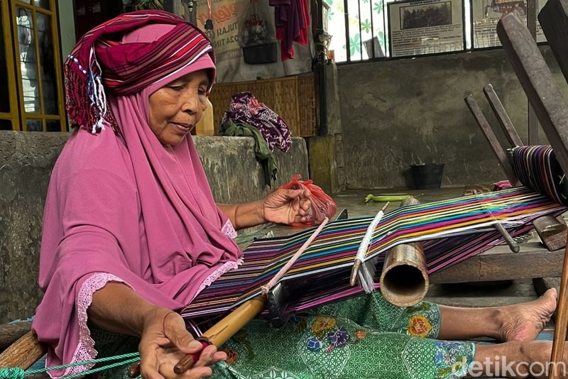 Galeri Tenun Solah di Jalan Wirangbaya, Desa Lenek Kecamatan Lenek, Lombok Timur, NTB, Sabtu (31/5/2025). (Sanusi Ardi W)