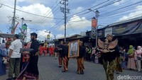 Gunungan limo dan beberapa gunungan hasil bumi dari setiap Kelurahan/Kecamatan Kota Blitar dikumpulkan di alun-alun. Setelah upacara, lambang Pancasila dan gunungan limo diarak menuju Makam Bung Karno.
