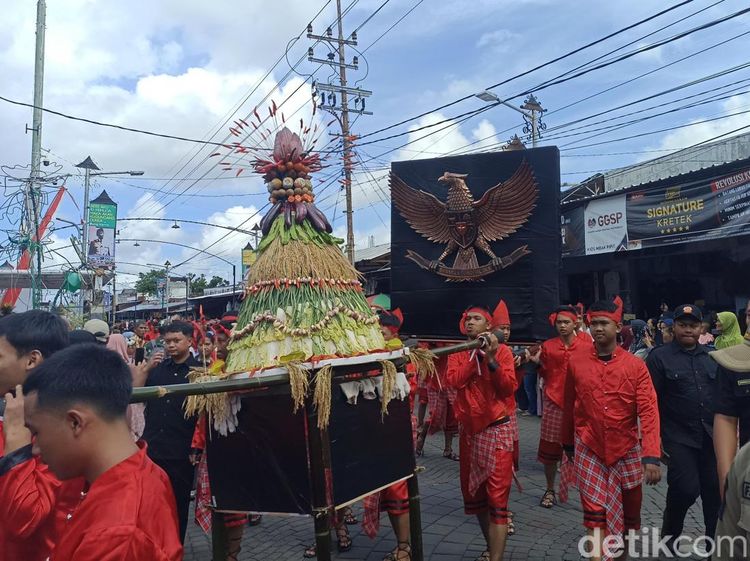 Tradisi Gerebek Pancasila di Blitar