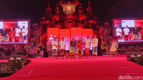 Gubernur Bali Wayan Koster dan Wakil Gubernur I Nyoman Giri Prasta membuka Bulan Bung Karno ke-7 2025 di Art Center Denpasar, Minggu (1/6/2025).