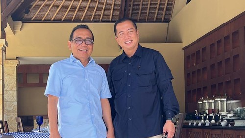 Gubernur NTB Lalu Muhamad Iqbal saat berdiskusi dengan Menko PMK Pratikno, Minggu (1/6/2025).