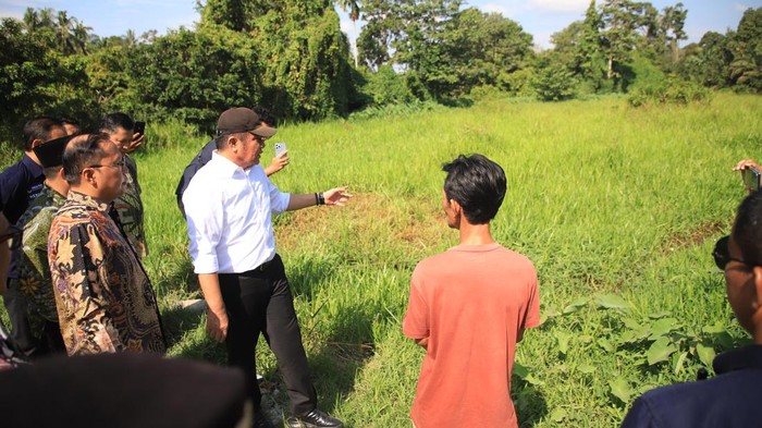 Gubernur Sumsel Herman Deru saat meninjau lokasi bakal pengendali banjir di OKUU