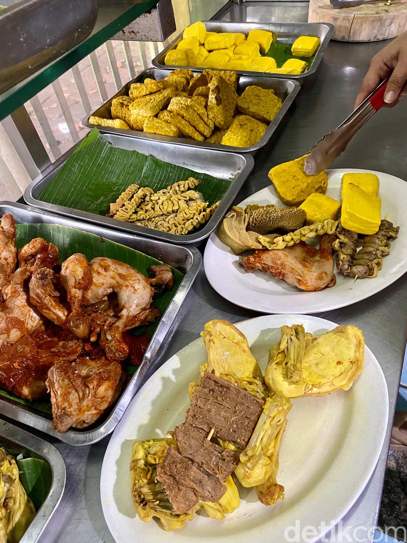 Gurih Sedap! Nasi Uduk Gondangdia yang Awet Lezatnya Sejak 1993