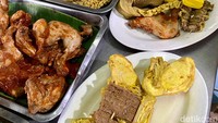 Pengujung bisa langsung memilih lauk yang diinginkan. Paling favorit tentunya ada ayam goreng, babat hingga sate-satean. Foto: detikFood