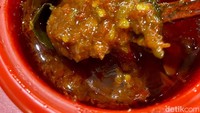 Bagi penggemar makanan pedas, di sini juga ada sambal rawit merah yang rasanya lebih pedas. Foto: detikFood