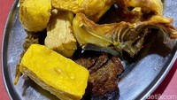 Meski kini banyak tempat makan nasi uduk yang lebih modern, tapi Nasi Uduk Gondangdia tetap memiliki pelanggannya tersendiri.  Foto: detikFood