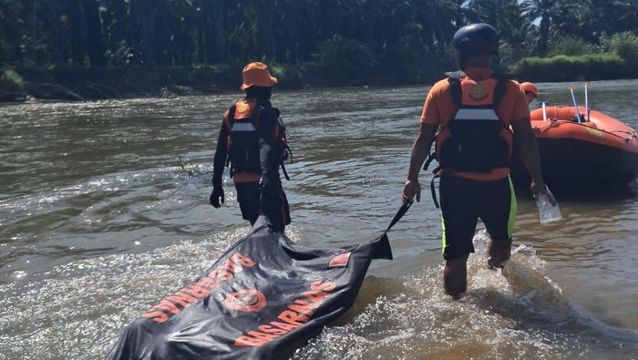Tim SAR mengevakuasi korban hanyut di Sungai Barumun usai ditemukan
