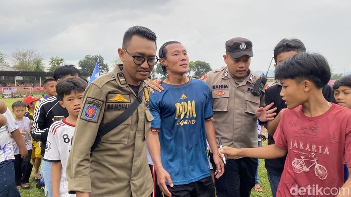 Henhen Herdiana jadi pusat perhatian usai bermain sepak bola di Sukabumi.