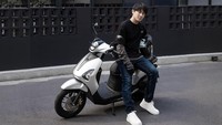 Secara fitur, Honda NWM125 dilengkapi dengan sistem lampu full LED. Untuk memberikan visibilitas yang lebih baik saat berkendara di tengah hujan, motor ini juga punya satu set lampu DRL yang dipasang di tengahnya. Diapit oleh lampu sein LED, menciptakan tampilan unik dan mewah. Foto: Dok. Honda