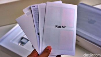Apple menghapus stiker logo dari kemasan iPad Air M3 adalah bagian dari komitmen mereka terhadap keberlanjutan lingkungan. Stiker tersebut, meskipun berukuran kecil, mengandung elemen plastik dalam proses produksinya. Apple berupaya menjadikan kemasan produk mereka sepenuhnya bebas plastik sebagai bagian dari target lingkungan yang lebih besar, yaitu menghilangkan plastik dari kemasan pada akhir tahun 2025. Keputusan ini sejalan dengan langkah Apple untuk menggunakan bahan kemasan berbasis serat, seperti yang disebutkan dalam pengumuman iPad Air baru yang menggunakan kemasan 100% berbasis serat Tak ada lagi stikerFoto: Adi Fida Rahman/detikINET