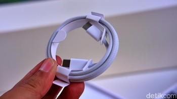 iPad Air M3 dilengkapi kabel USB-C berbahan nylon yang kuat dan tahan lama. Kabel ini dirancang simetris, dapat dibolak-balik, dan mendukung pengisian daya serta transfer data berkecepatan tinggi. Bahan nylon memberikan fleksibilitas dan ketahanan terhadap tekanan, terutama pada bagian kepala kabel yang sering menjadi titik lemah. Foto: Adi Fida Rahman/detikINET