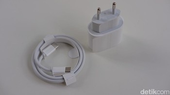 Adaptor daya USB-C 20W yang disertakan dalam paket dapat mengisi daya iPad Air lebih cepat daripada adaptor daya 12W yang digunakan untuk iPad Air generasi sebelumnya. Adaptor daya 20W ini juga kompatibel dengan perangkat Apple lainnya seperti iPhone dan MacBook Air. Foto: Adi Fida Rahman/detikINET