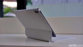 Keyboard ini mengusung desain melayang (floating cantilever) yang ramping dan portabel, memungkinkan iPad Air terpasang secara magnetis dengan penyesuaian sudut pandang yang mulus untuk kenyamanan pengguna. Foto: Adi Fida Rahman/detikINET