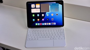 Tersedia dalam warna putih, Magic Keyboard ini tidak hanya menawarkan pengalaman mengetik yang responsif dengan mekanisme gunting (1 mm travel), tetapi juga perlindungan depan dan belakang untuk iPad Air. Meski tanpa lampu latar dan umpan balik haptik seperti versi iPad Pro, keyboard ini tetap menjadi pendamping ideal dengan harga lebih terjangkau, Foto: Adi Fida Rahman/detikINET