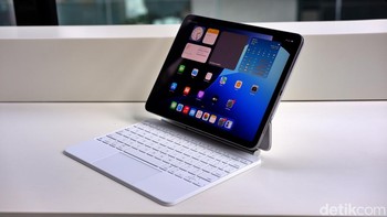 Magic Keyboard untuk iPad Air M3 hadir dengan trackpad lebih besar, memberikan presisi lebih tinggi untuk tugas-tugas mendetail. Dilengkapi baris 14 tombol fungsi baru, pengguna dapat dengan mudah mengakses pengaturan seperti kecerahan layar dan volume. Foto: Adi Fida Rahman/detikINET